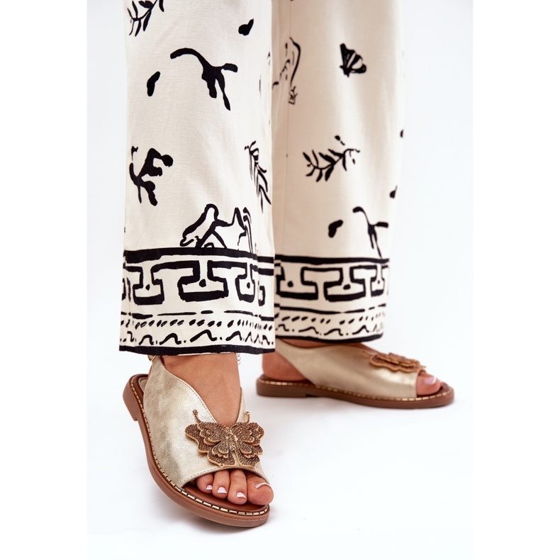 Jezzi Dámské sandály s plochou se zlatým ozdobou 2 Jezzi Dámské sandály s plochou se zlatým ozdobou 2