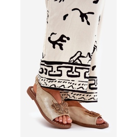 Jezzi Dámské sandály s plochou se zlatým ozdobou 1 Jezzi Dámské sandály s plochou se zlatým ozdobou 1