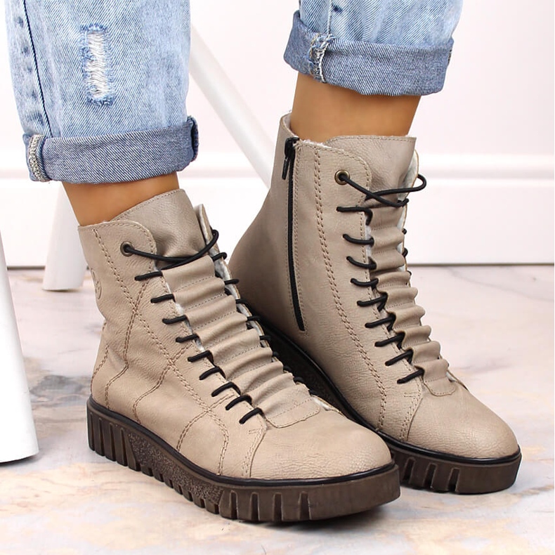 Pohodlné dámské béžové zateplené kozačky Rieker Y3420-60 béžový 1 Pohodlné dámské béžové zateplené kozačky Rieker Y3420-60 béžový 1