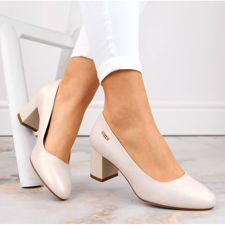 Perleťové béžové lodičky na ozdobném sloupku od Sergio Leone béžový 1