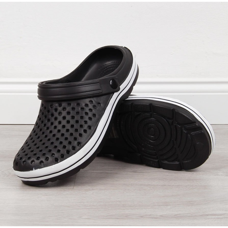 News NOVINKA černé prolamované pěnové pantofle černá 1