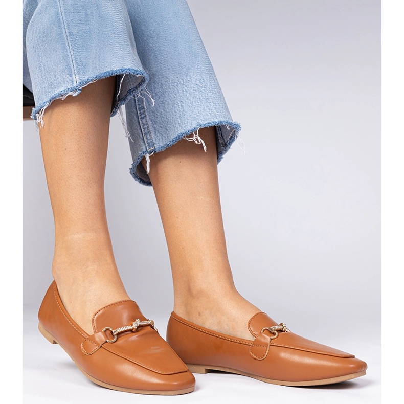 Hnědé elegantní mokasíny se zlatou dekorací a zirkony hnědý 2