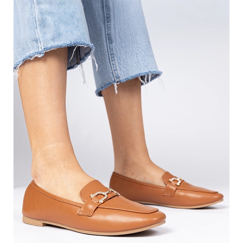 Hnědé elegantní mokasíny se zirkony hnědý 1