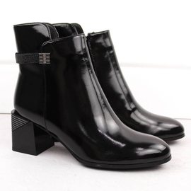 Černé lakované kotníkové boty s ozdobným podpatkem D&amp;A S.Barski Premium Collection MR880-140 černý 2