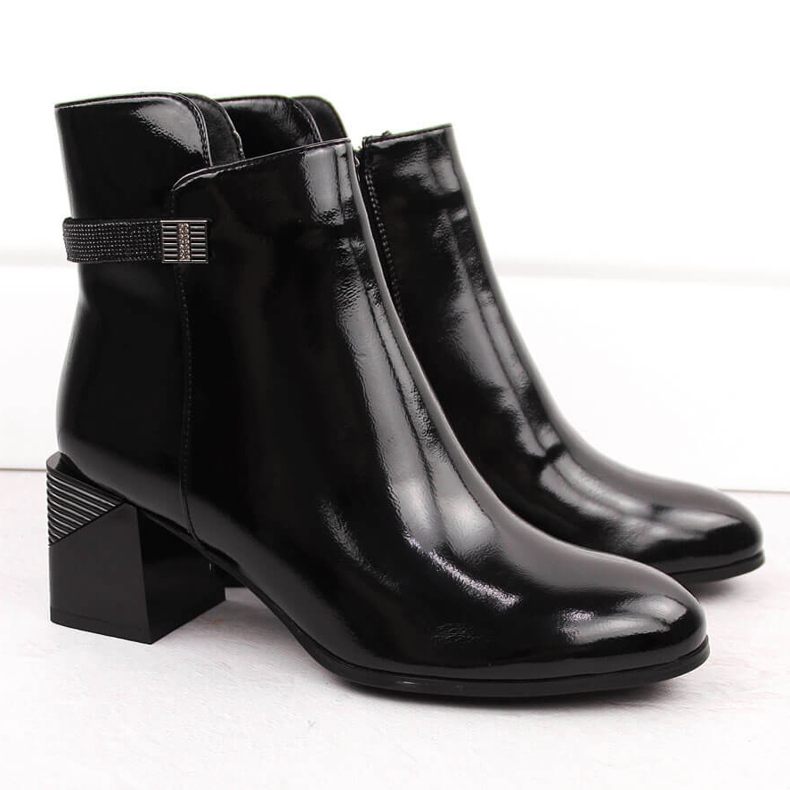 Černé lakované kotníkové boty s ozdobným podpatkem D&amp;A S.Barski Premium Collection MR880-140 černý 2