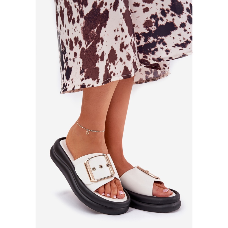 Dámské žabky na masivní plošině s dekorativní bílou přezkou bílý 1