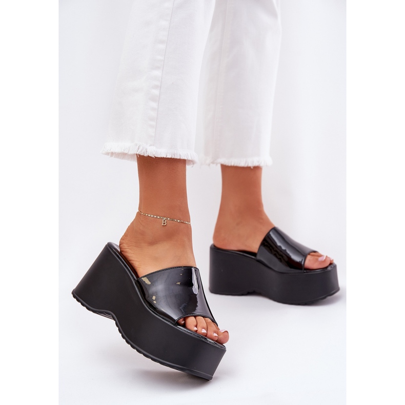 Malované ženské pantofle na plošině a černých klínech černá 2