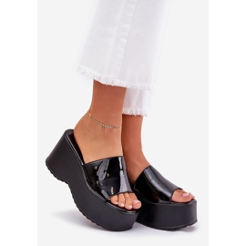 Malované ženské pantofle na plošině a černých klínech černá 1