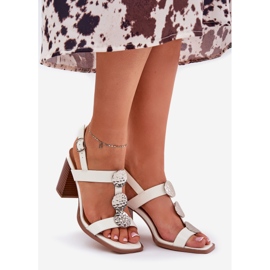 Dámské sandály na sloupku s dekorativním pruhem bílé bílý 1