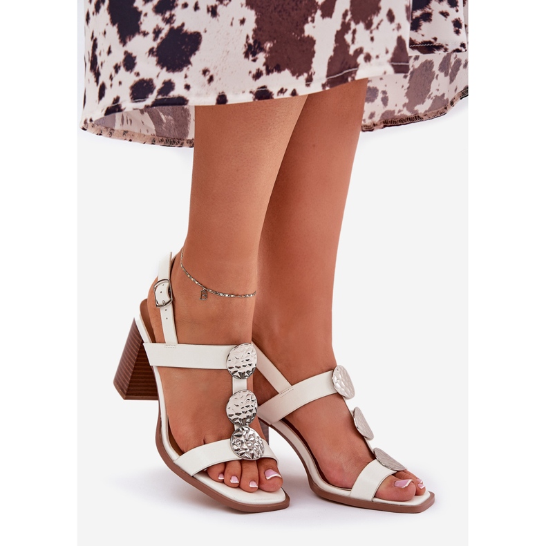 Dámské sandály na sloupku s dekorativním pruhem bílé bílý 1