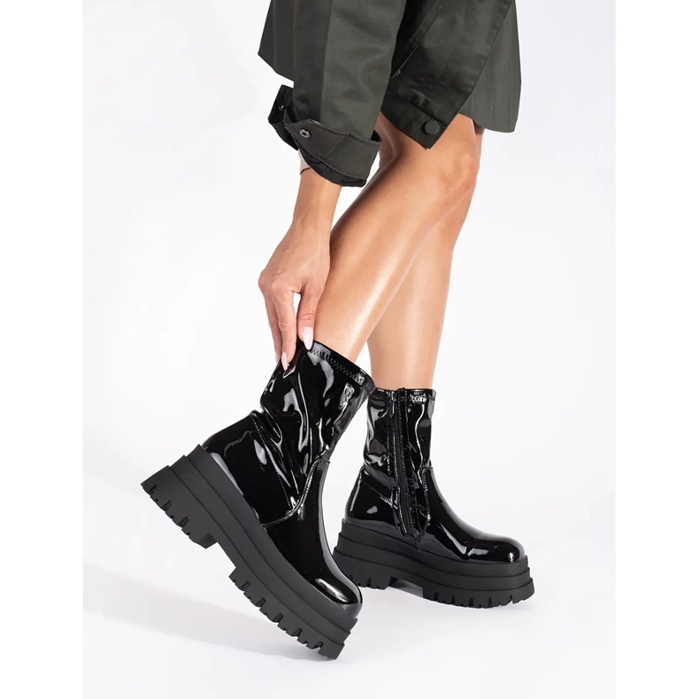 Lakované černé kotníkové boty na vysoké platformě černá 1