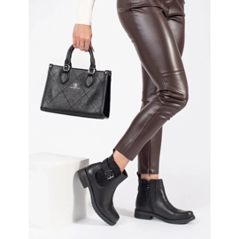 Černé dámské kotníkové boty s přezkou na nízkém podpatku černá 2