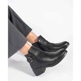 Černé dámské kotníkové boty na nízkém podpatku s ozdobnou přezkou černá 1 Černé dámské kotníkové boty na nízkém podpatku s ozdobnou přezkou černá 1