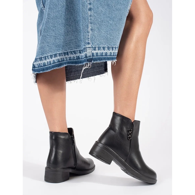 Černé klasické dámské kotníkové boty na nízkém podpatku černá 2 Černé klasické dámské kotníkové boty na nízkém podpatku černá 2