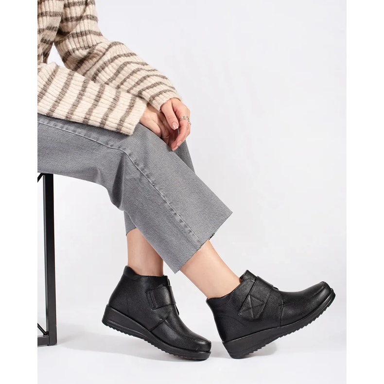 Černé zateplené dámské kozačky na klínku černá 2