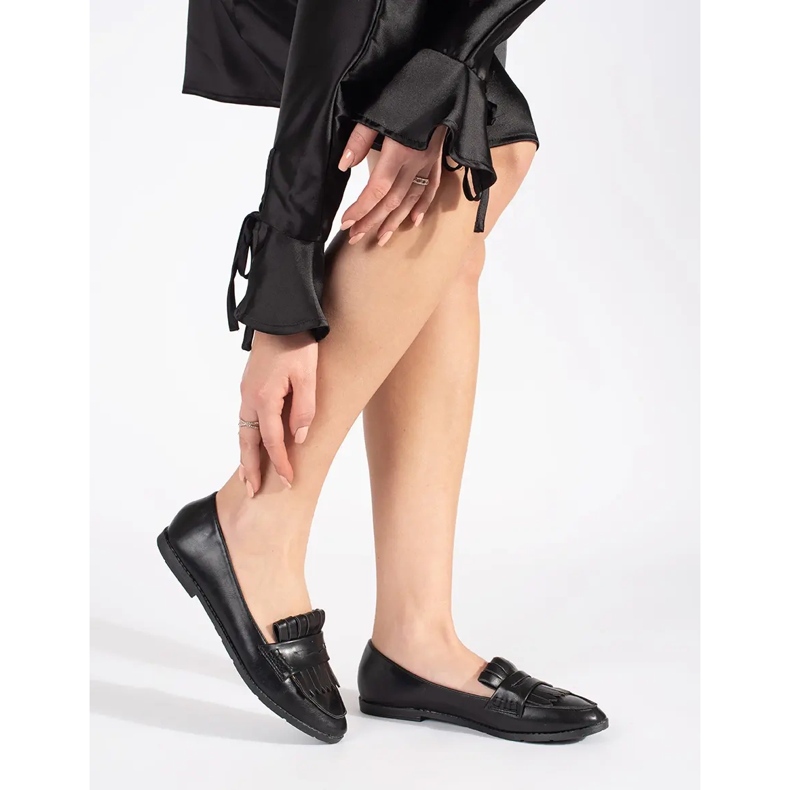 Černé dámské mokasíny zdobené třásněmi černá 2