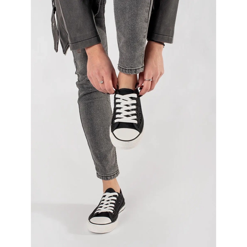 Černé otevřené tenisky svázané černá 2