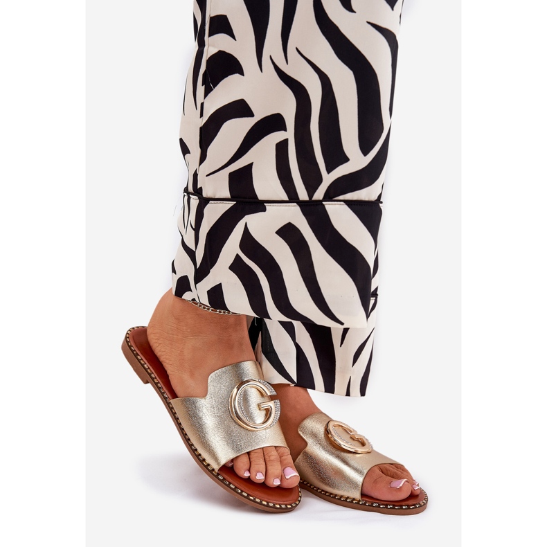 Dámské pantofle s ekologickou koženou plochou s dekorativním zlatým detailem 1