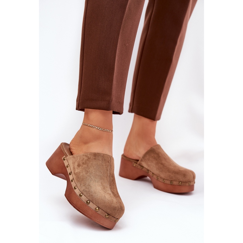 Ucpává dámské flip -flops s ekologickými semišovými cvočky velblouda hnědý 2 Ucpává dámské flip -flops s ekologickými semišovými cvočky velblouda hnědý 2