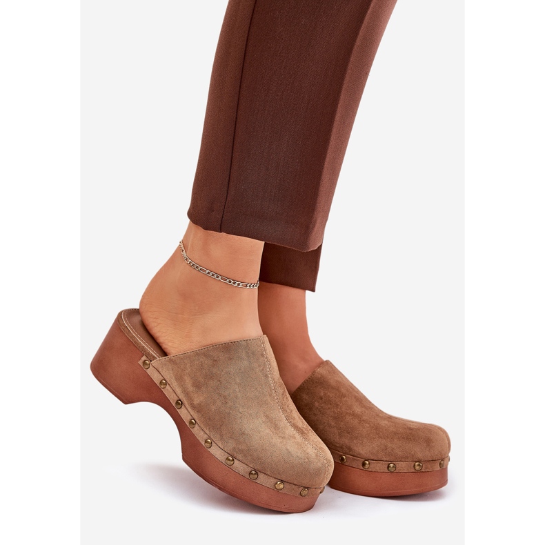 Ucpává dámské flip -flops s ekologickými semišovými cvočky velblouda hnědý 1 Ucpává dámské flip -flops s ekologickými semišovými cvočky velblouda hnědý 1