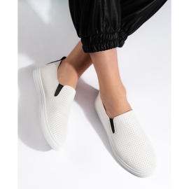 Prolamované slip-on tenisky v bílé a černé barvě bílý 2