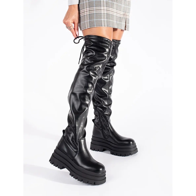 Černí mušketýři na platformě černý 1