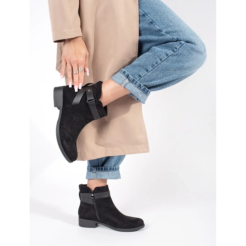 Dámské černé semišové kotníkové boty s ozdobným páskem černá 1