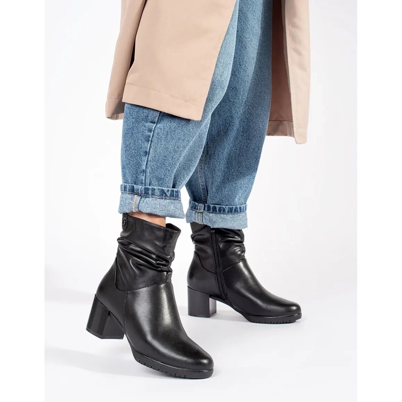 Černé kožené dámské kotníkové boty s volánkovým svrškem Sergio Leone černá 1