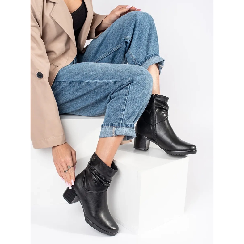 Černé kožené dámské kotníkové boty s volánkovým svrškem Sergio Leone černá 2