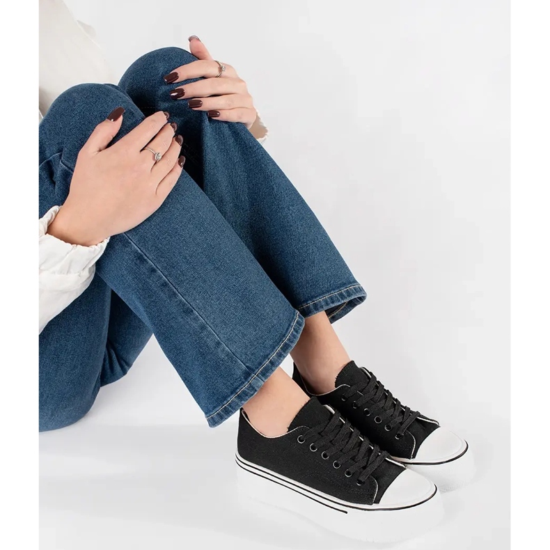 Černé dámské tenisky se silnou podrážkou černá 2