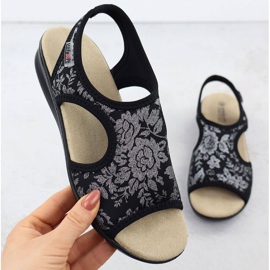 Dámské sandály na vyrážce flexibilní s květinami Black UNISOFT 7196 černý 1