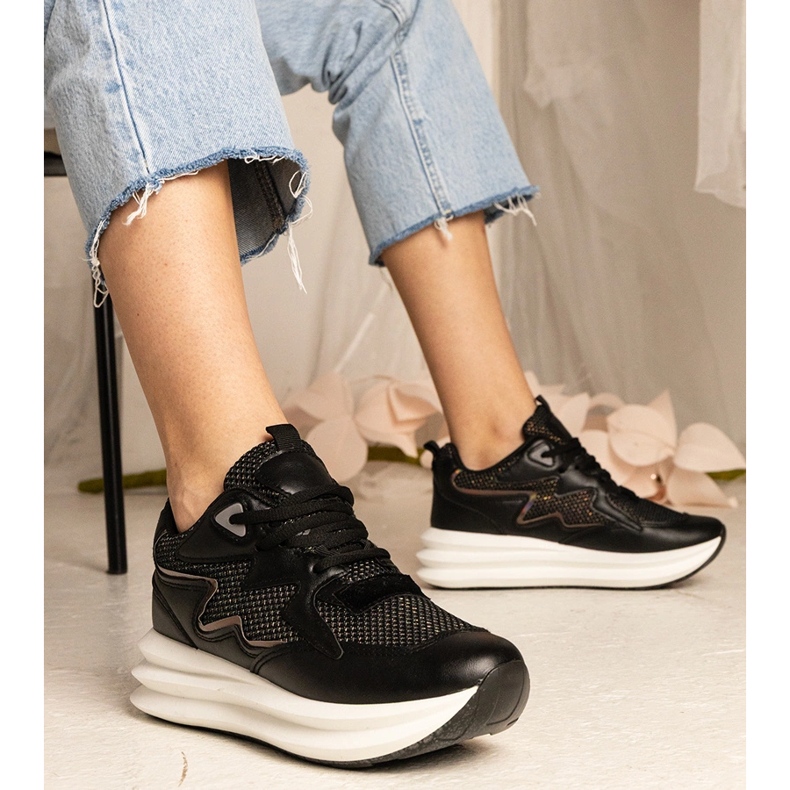 Černé tenisky s holografickým prvkem černá 2