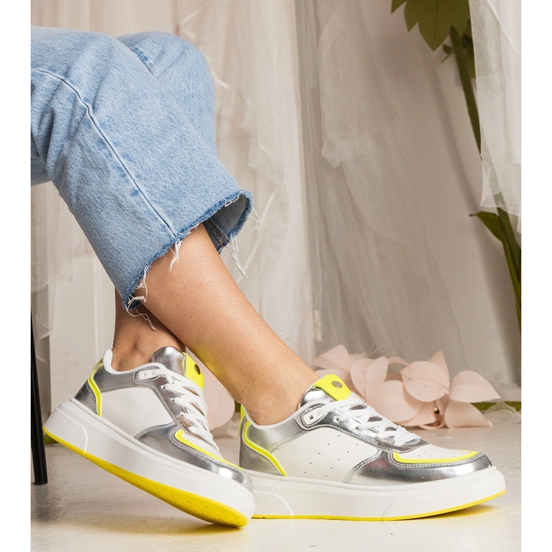 Stříbrné ženské tenisky s neonovými doplňky stříbrný 2 Stříbrné ženské tenisky s neonovými doplňky stříbrný 2