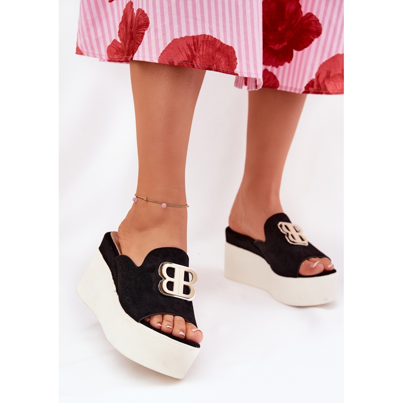 Pantofle na plošině a klíny s černou dekorací černá 2