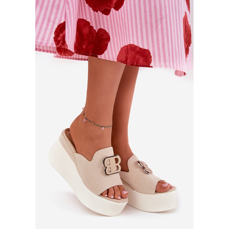 Pantofle na plošině a klíny s béžovou ozdobou béžový 2