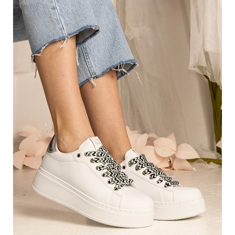 Tenisky bílých žen s masivním šněrováním 1