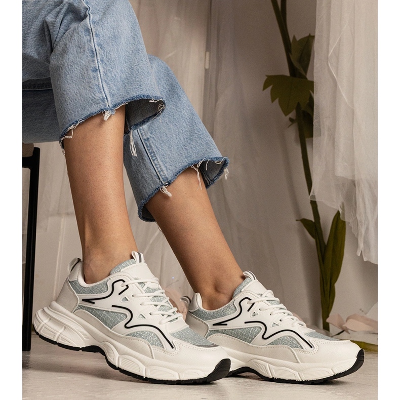 Sportovní tenisky bílých a zelených žen 2