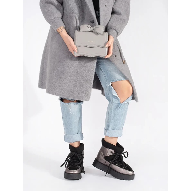 Dámské černo-stříbrné šněrovací sněhule se silnou podrážkou černá 1 Dámské černo-stříbrné šněrovací sněhule se silnou podrážkou černá 1