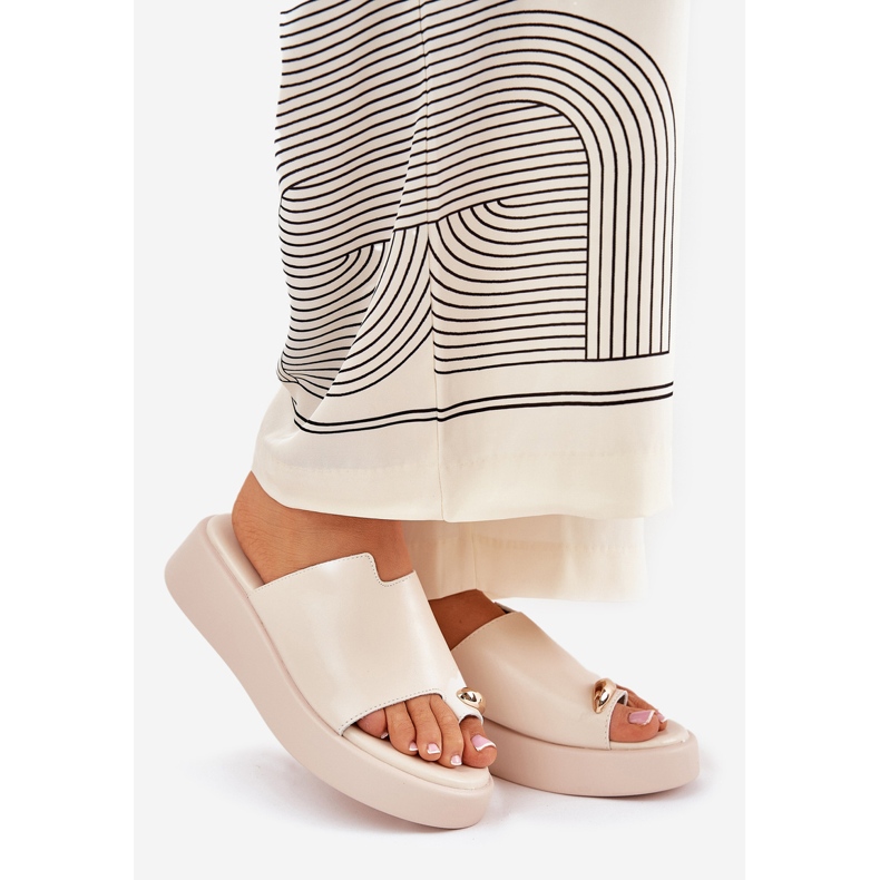 Dámské žabky na plošině a nízké klíny s dekorativními detaily béžové béžový 1