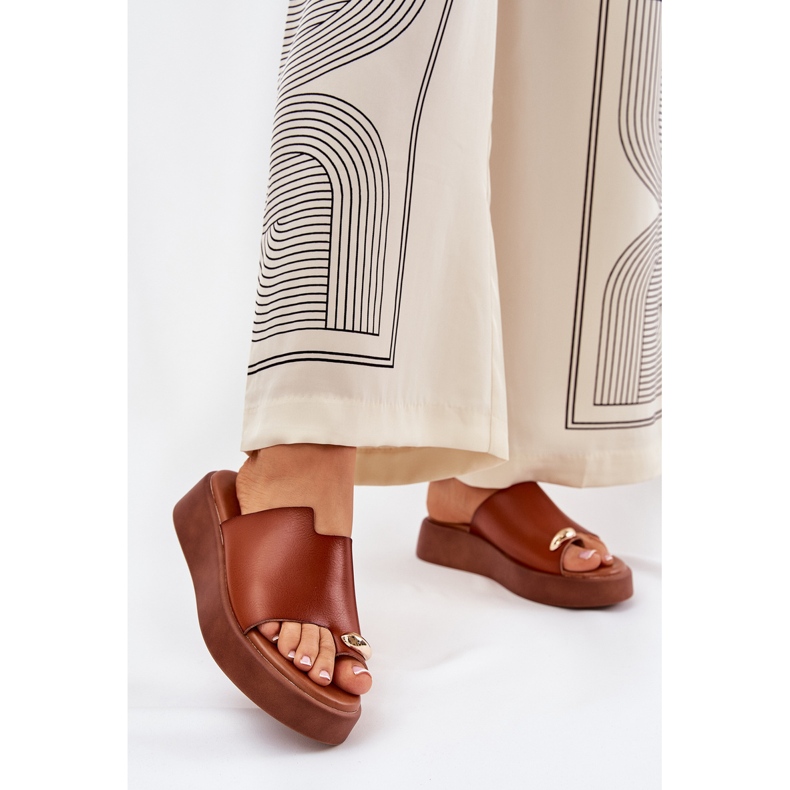 Dámské žabky na platformě a nízký klín s dekorativním velbloudem hnědý 2