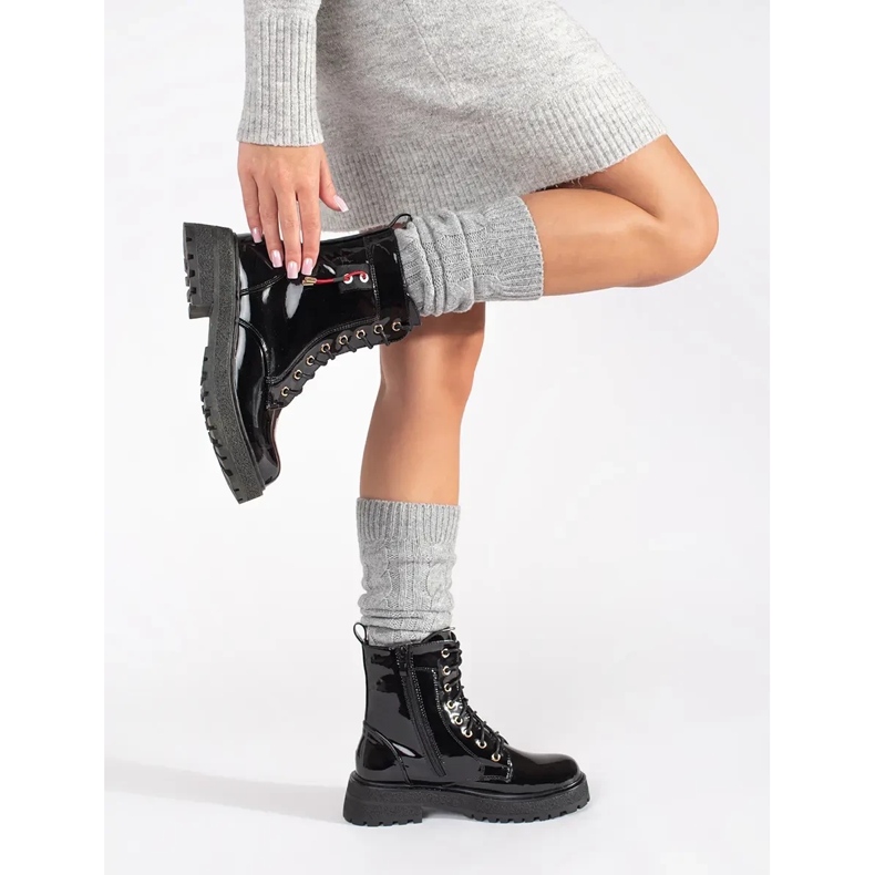 Lakované šněrovací botičky černá 1