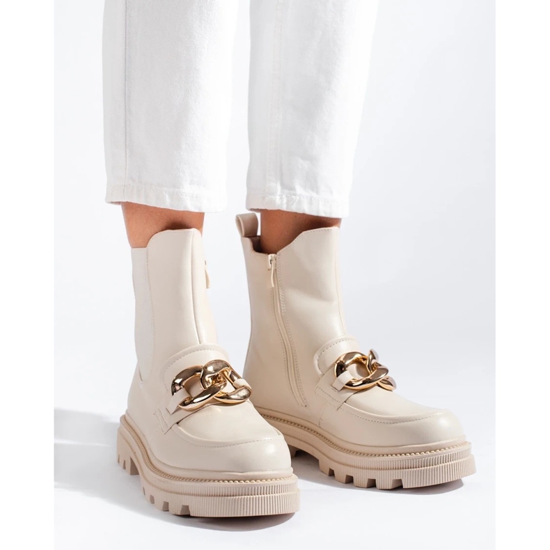 Pracovníci na platformě béžový 1