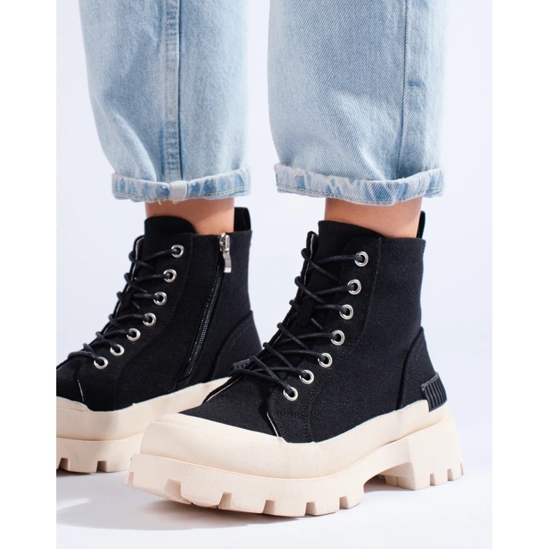 Lapače na platformě S. Barski černá 1