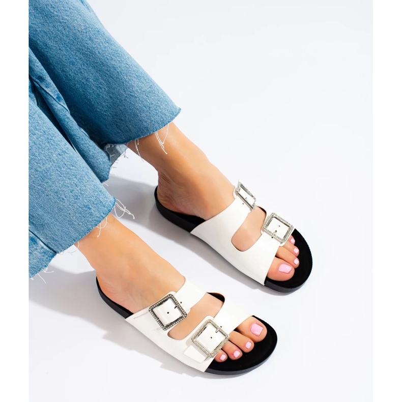 Goodin Bílé pantofle s ozdobnými přezkami bílý 1