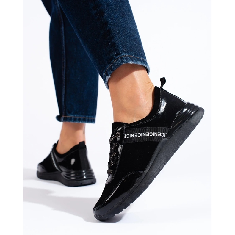 Černé sportovní boty vyrobené z přírodní kůže černá 1