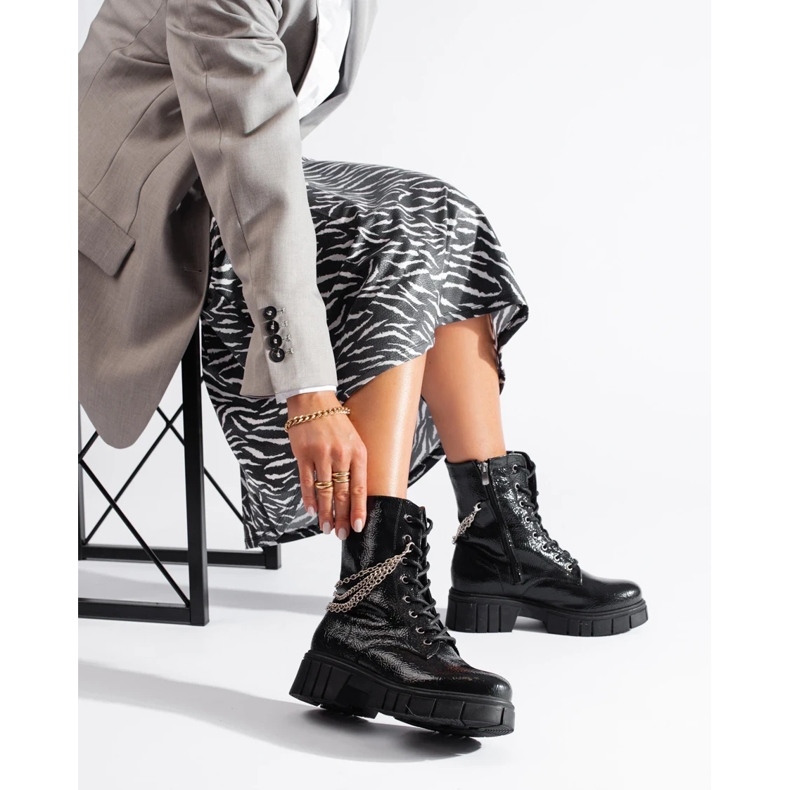 Černé kozačky s řetízky od Sokolski černá 1