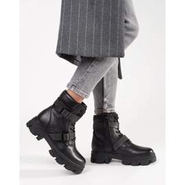 Dělníci s černými přezkami 2