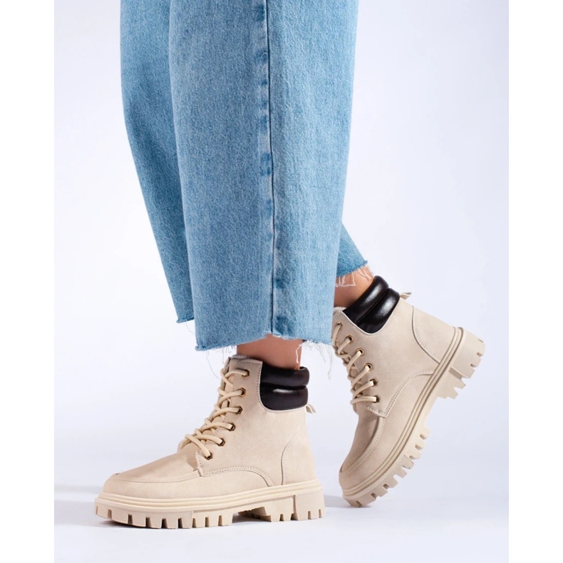 Béžové dámské kozačky béžový 2