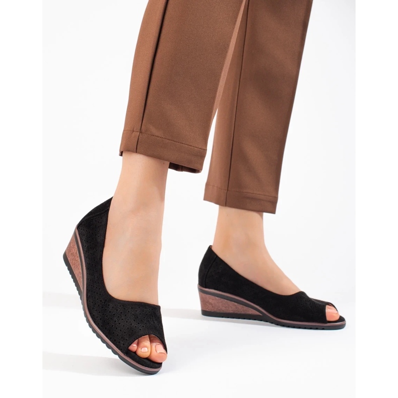 W. Potocki Dámské prolamované semišové lodičky na klínku Potocki černé černá 1