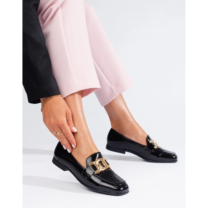 Lakované černé dámské boty s řetízkem Shelovet černá 1